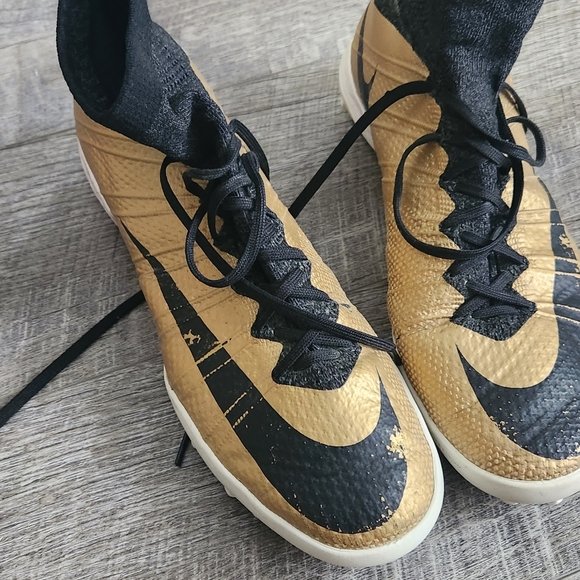 Nike soccer shoes size 8 - Picture 3 of 3